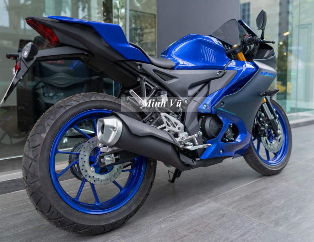 R15 thế hệ 4.0 vẫn tiếp tục kế thừa truyền thống ban đầu được Yamaha phát triển nhằm giúp tất cả khách hàng phổ thông có thể tận hưởng cảm giác phấn khích của một chiếc xe thể thao ngay trong thực tiễn đời sống, như di chuyển từ nhà đến trường hay đi làm, cà phê cùng bạn bè và chắc chắn, sẽ có nhiều hội nhóm R15 chào đời để cùng nhau khác phá các cung đường.  R15 thế hệ 4.0 vẫn tiếp tục kế thừa truyền thống ban đầu được Yamaha phát triển nhằm giúp tất cả khách hàng phổ thông có thể tận hưởng cảm giác phấn khích của một chiếc xe thể thao ngay trong thực tiễn đời sống, như di chuyển từ nhà đến trường hay đi làm, cà phê cùng bạn bè và chắc chắn, sẽ có nhiều hội nhóm R15 chào đời để cùng nhau khác phá các cung đường.