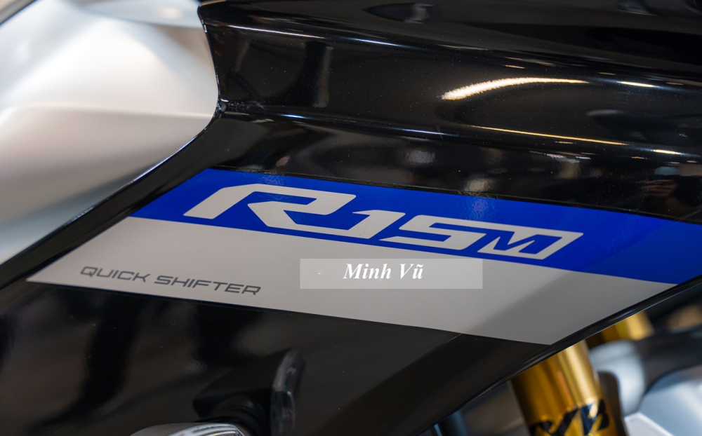 Bên hông xe R15 2 bản cao nhất sẽ có thêm chữ M cách điệu sau R15. Riêng 2 phiên bản giới hạn kỷ niệm 60 năm GP và Monster Energy MotoGP của Yamaha sẽ có bộ áo khác  Bên hông xe R15 2 bản cao nhất sẽ có thêm chữ M cách điệu sau R15. Riêng 2 phiên bản giới hạn kỷ niệm 60 năm GP và Monster Energy MotoGP của Yamaha sẽ có bộ áo khác