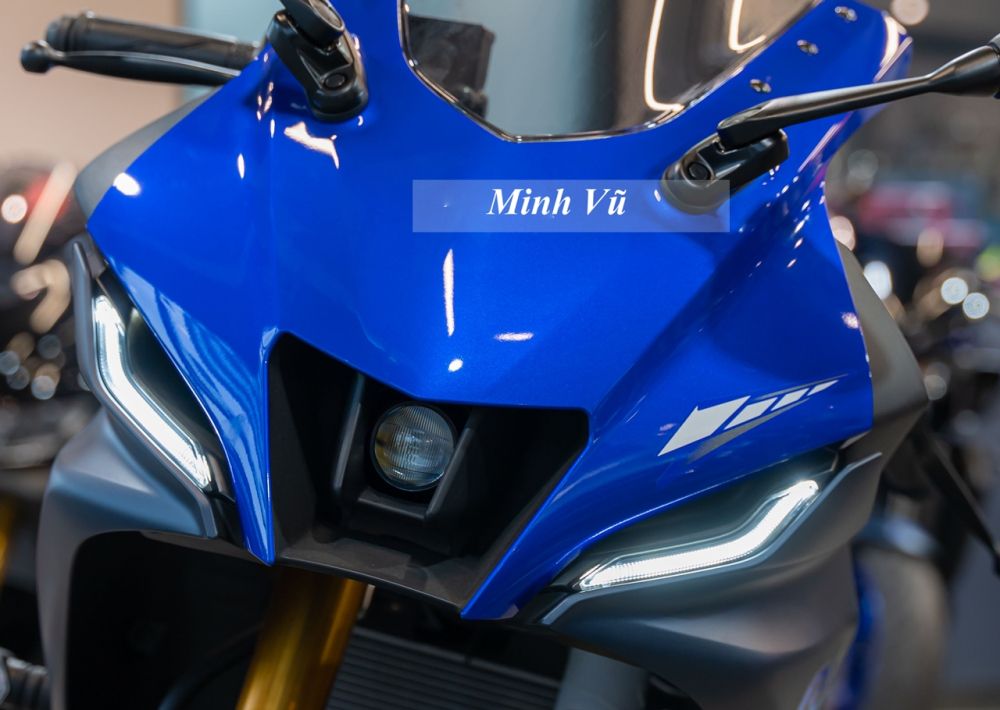 Nếu ai đó tìm sự hấp dẫn trong thiết kế của xe Yamaha R15 thế hệ mới, hệ thống đèn chiếu sáng là điểm nhấn, đôi mắt này dạng bi cầu LED projector ở phần đầu xe, hệt như các xe phân khối lớn giúp mặt tiền xe hầm hố và có thể xem là   Nếu ai đó tìm sự hấp dẫn trong thiết kế của xe Yamaha R15 thế hệ mới, hệ thống đèn chiếu sáng là điểm nhấn, đôi mắt này dạng bi cầu LED projector ở phần đầu xe, hệt như các xe phân khối lớn giúp mặt tiền xe hầm hố và có thể xem là tiểu R1, 2 bên là cặp đèn định vị DRL dạng mảnh, thiết kế sắc sảo hướng từ giữa ra ngoài.