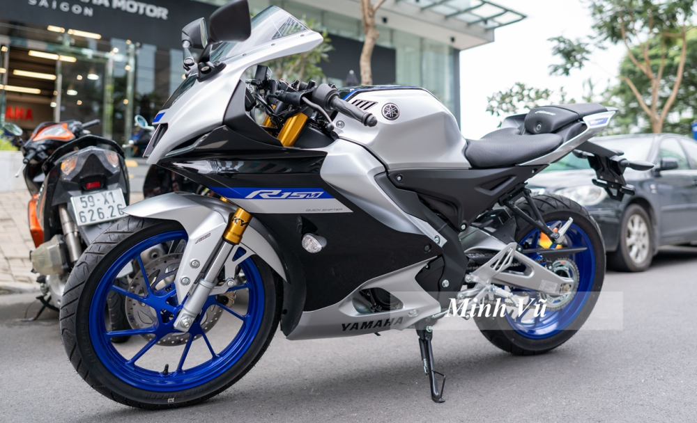 Trong cách đặt tên lần này, chữ M của 2 phiên bản cao cấp nhất nhà Yamaha R15 khiến nhiều người gợi nhớ đến chiếc xe giới hạn Yamaha YZF-R1M rất đình đám. Xe được sơn 2 màu bạc đen như chiếc sport bike nhưng phần đen là dàn nhựa không phải carbon như R1M, điều này cũng dễ hiểu vì R15M dành cho người mới chơi mô tô, giá thành mềm. Trong cách đặt tên lần này, chữ M của 2 phiên bản cao cấp nhất nhà Yamaha R15 khiến nhiều người gợi nhớ đến chiếc xe giới hạn Yamaha YZF-R1M rất đình đám. Xe được sơn 2 màu bạc đen như chiếc sport bike nhưng phần đen là dàn nhựa không phải carbon như R1M, điều này cũng dễ hiểu vì R15M dành cho người mới chơi mô tô, giá thành mềm.