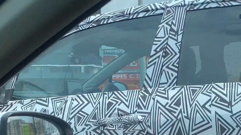 Toyota Innova 2023 bị bắt gặp khi đang chạy trên đường phố, lộ màn hình giống Corolla Cross