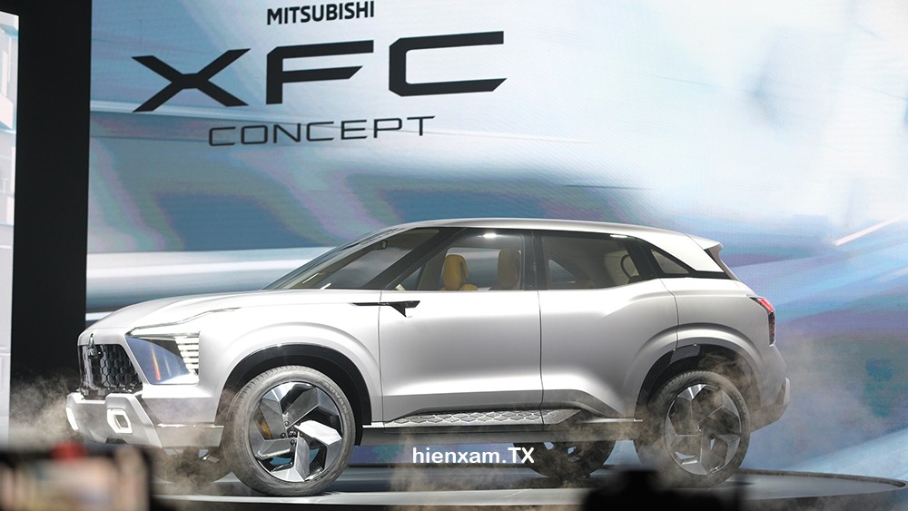 Mitsubishi XFC Concept không có gương chiếu hậu truyền thống mà thay vào đó là camera kỹ thuật số. Mitsubishi XFC Concept không có gương chiếu hậu truyền thống mà thay vào đó là camera kỹ thuật số.