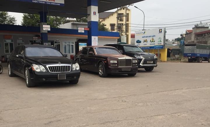 Ngoài Rolls-Royce, ông Trịnh Văn Quyết còn từng sử dụng 2 xe đắt tiền của Maybach, đều có vách ngăn riêng tư Ngoài Rolls-Royce, ông Trịnh Văn Quyết còn từng sử dụng 2 xe đắt tiền của Maybach, đều có vách ngăn riêng tư