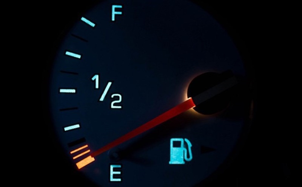 Khi kim xăng chạm đến vạch đỏ, tức là xe của bạn còn khoảng 10 - 15% thể tích của bình.