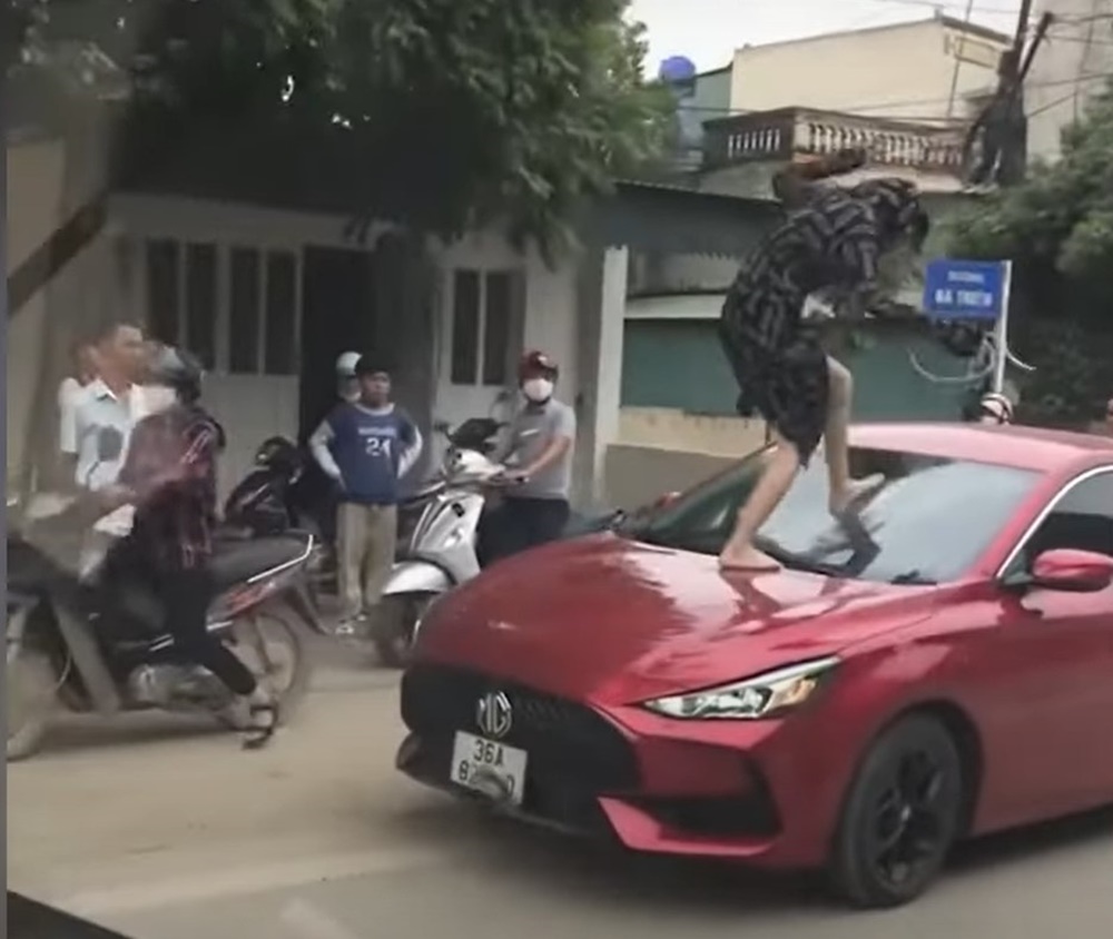 Người phụ nữ đạp vỡ kính lái của ô tô MG5 gây xôn xao dư luận Người phụ nữ đạp vỡ kính lái của ô tô MG5 gây xôn xao dư luận
