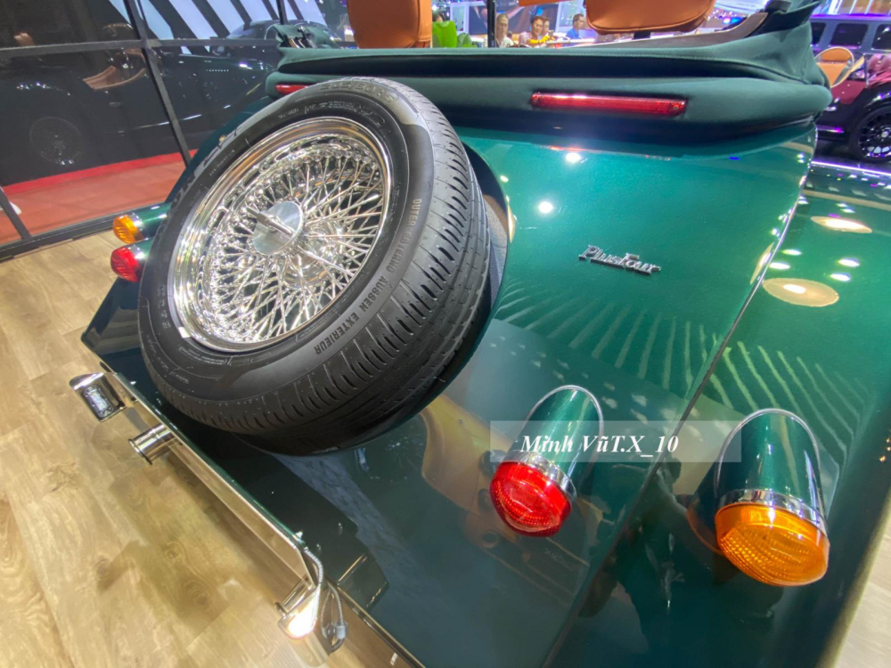 Khá thú vị nhất chính là mui mềm trên xe Morgan Plus Four sẽ không chạy bằng điện qua cơ chế nút bấm và chạy bằng cơm, người lái sẽ đóng hoặc xếp mui lại bằng tay.