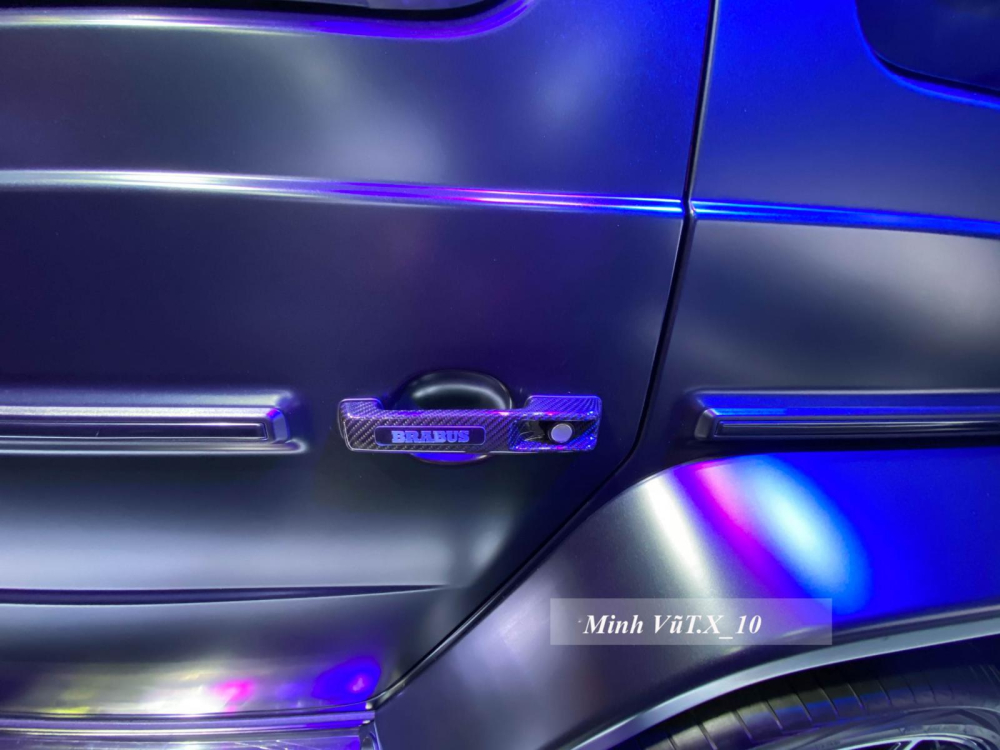 Carbon rất đắt đỏ và giảm trọng lượng xe rất nhanh chóng nên Brabus mang lên xế độ 800 Widestar của mình khá nhiều, ngay đến tay nắm cửa cũng được ốp carbon Carbon rất đắt đỏ và giảm trọng lượng xe rất nhanh chóng nên Brabus mang lên xế độ 800 Widestar của mình khá nhiều, ngay đến tay nắm cửa cũng được ốp carbon