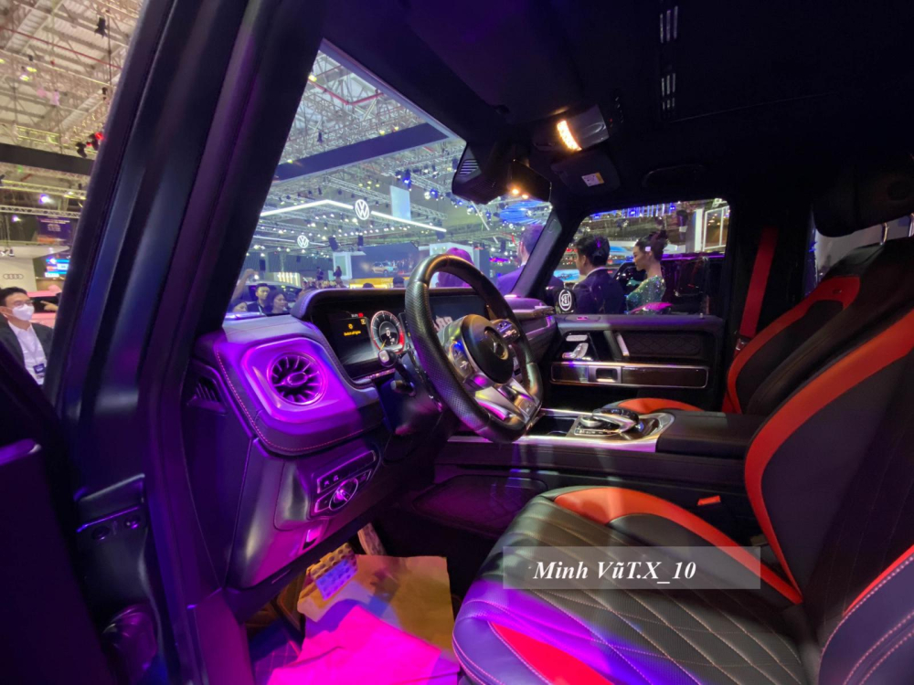 Điều đó thấy rõ nhất qua ghế ngồi bọc 2 màu đỏ-đen Điều đó thấy rõ nhất qua ghế ngồi bọc 2 màu đỏ-đen