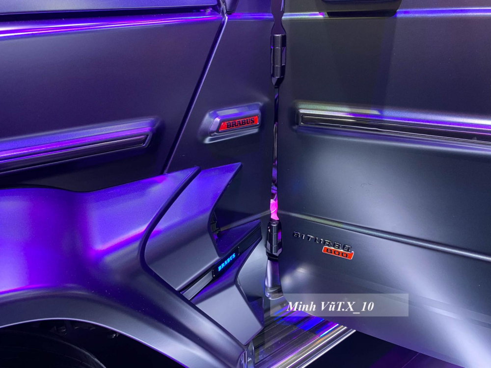 Ngay sau vòm bánh xe trước là việc được Brabus tích hợp thêm khe hốc gió khổng lồ, logo Biturbo 800 cũng góp mặt như ám chỉ đây là Ngay sau vòm bánh xe trước là việc được Brabus tích hợp thêm khe hốc gió khổng lồ, logo Biturbo 800 cũng góp mặt như ám chỉ đây là quái vật chỉ đứng sau Brabus 900 Rocket Edition vắng mặt tại VMS 2022.