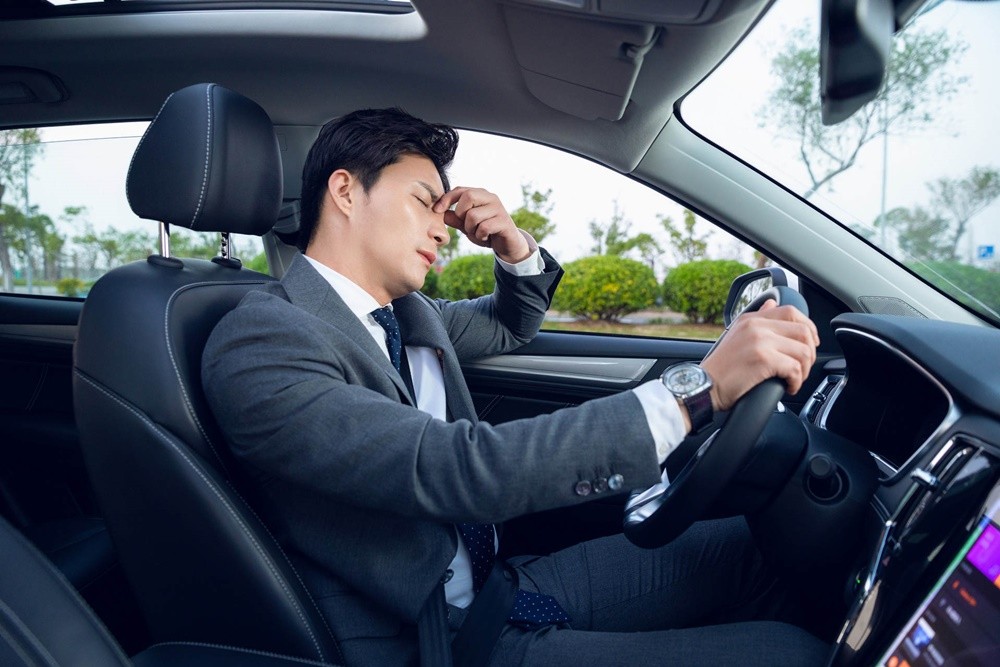 Tiếng ồn vọng lọt vào bên trong khoang lái khiến người điều khiển có cảm giác mệt mỏi, khó chịu. Tiếng ồn vọng lọt vào bên trong khoang lái khiến người điều khiển có cảm giác mệt mỏi, khó chịu.