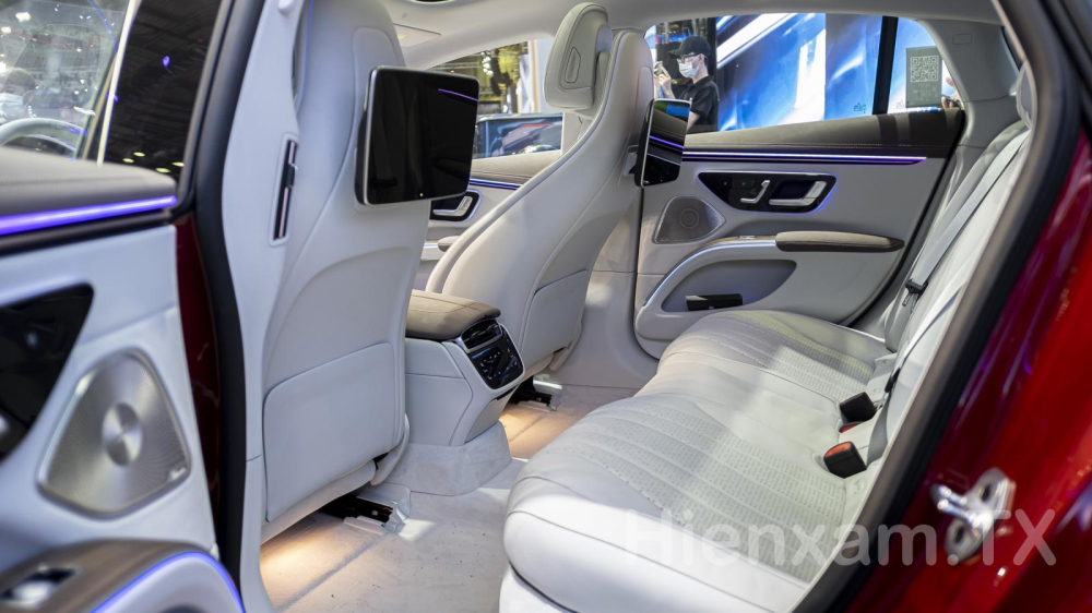 Hàng ghế thứ 2 rộng rãi với màn hình cảm ứng riêng cho người ngồi phía sau.