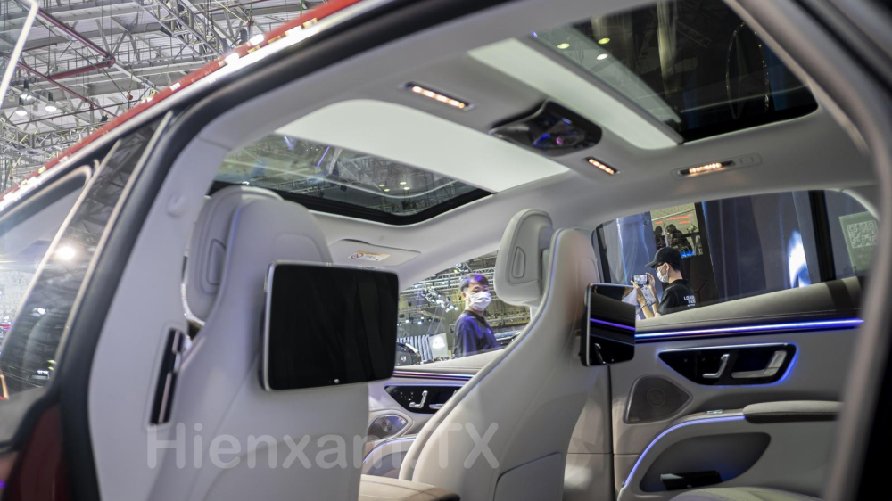 Cửa sổ trời 2 vùng độc lập mang đến sự thoải mái cho từng vị trí ngồi.