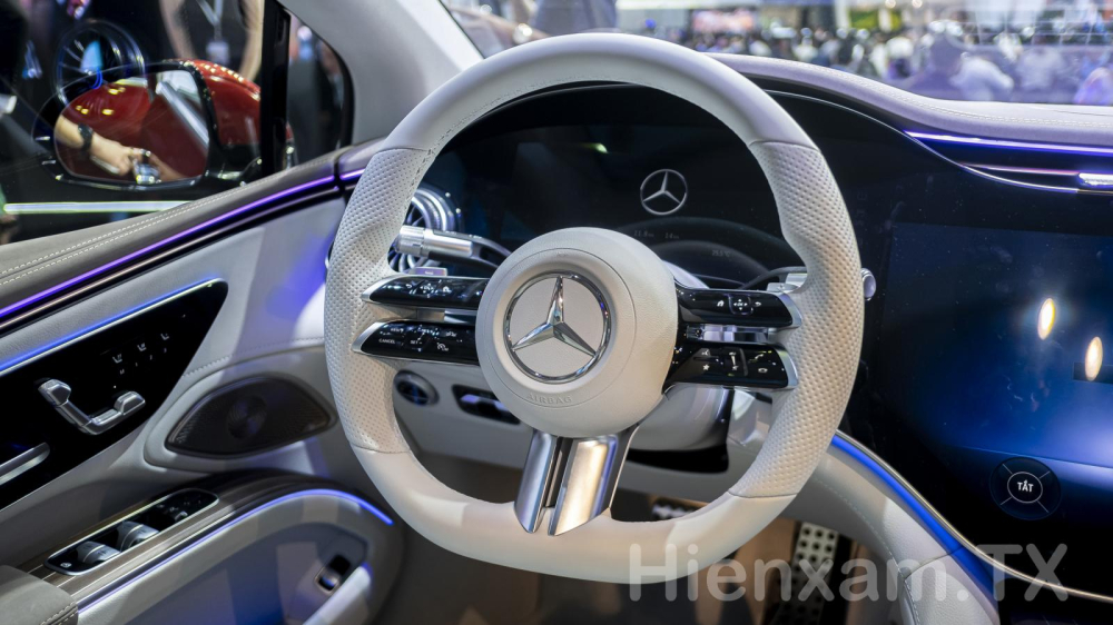 Vô-lăng ba chấu thiết kế kiểu mới trên Mercedes-EQS với các nút điều chỉnh hệ thống an toàn chủ động  PRE-SAFE® PLUS