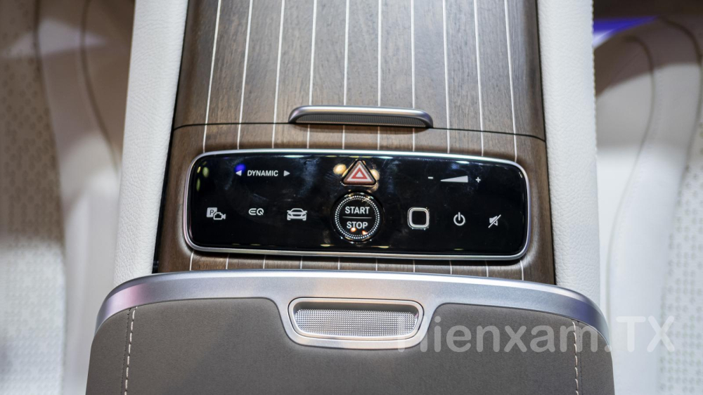 Bệ tì tay trung tâm tích hợp cụm điều khiển cảm ứng tích hợp phản hồi vồi lý rất thật tay.