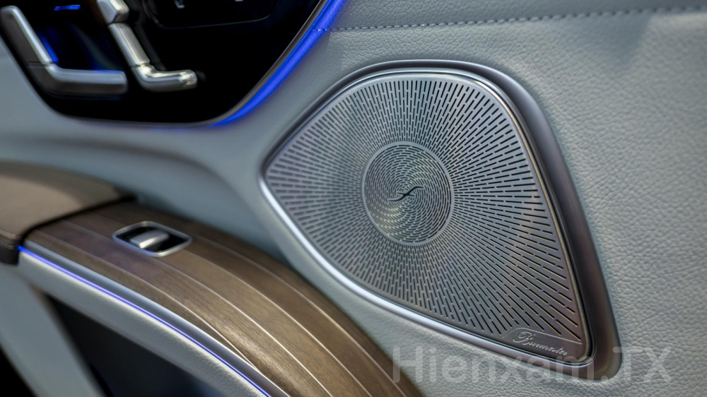 Dàn loa Bumester lên tới 15 loa sẽ đảm bảo âm thanh sống động cho hành khách trên xe.