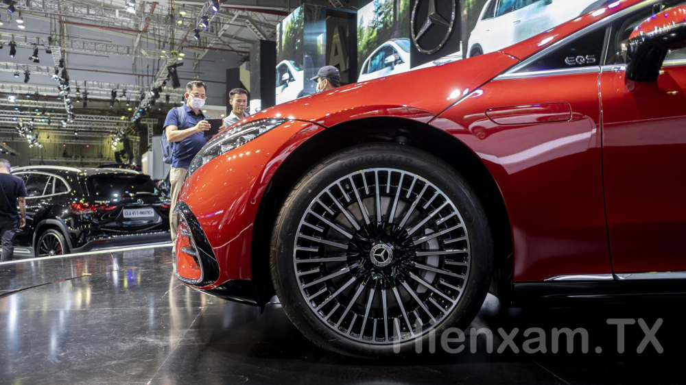 Mercedes-EQS 580 được trang bị vành hợp kim đa chấu kích thước lên tới 20 inch.