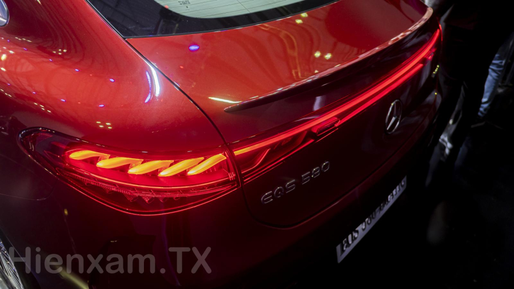 Dải đèn hậu phía sau của Mercedes-EQS 580 cũng mang tính thẩm mỹ cao.