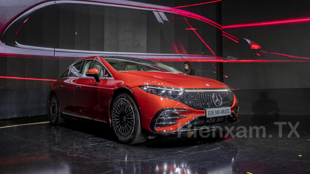 Mercedes-EQS 580 sở hữu kiểu dáng bên ngoài thanh lịch và mềm mại với nhiều đường bo tròn theo hình cánh cung. 