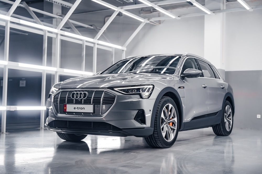 Audi e-tron gây ấn tượng với hệ thống đèn LED Matrix hiện đại. Audi e-tron gây ấn tượng với hệ thống đèn LED Matrix hiện đại.