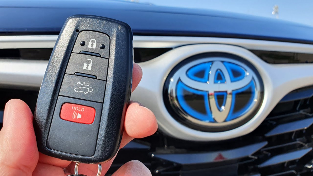 Toyota cắt bớt 1 khóa thông minh, thay bằng chìa khóa cơ, cho xe vì thiếu chip bán dẫn Toyota cắt bớt 1 khóa thông minh, thay bằng chìa khóa cơ, cho xe vì thiếu chip bán dẫn