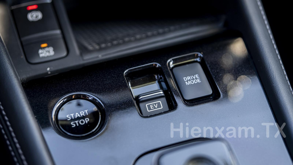 Nissan Kicks e-Power E có đầy đủ khởi động nút bấm và 4 chế độ lái Normal, Eco, Sport và EV Mode.