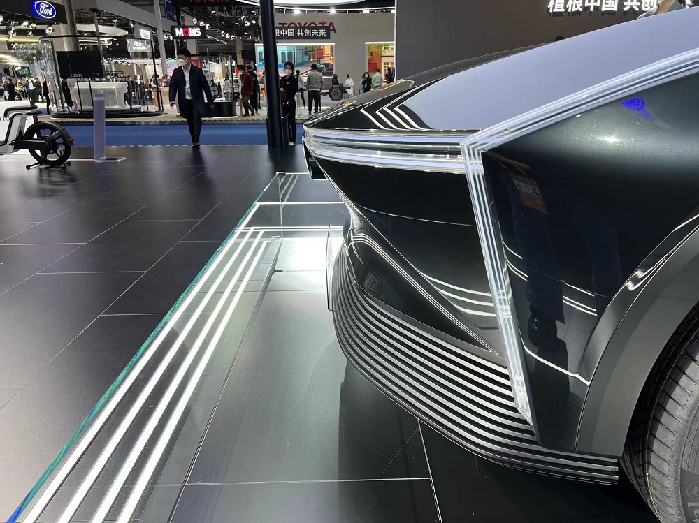 Dải đèn hình chữ V, kéo dài từ chắn bùn xuống cản trước của Honda e:N2 Concept Dải đèn hình chữ V, kéo dài từ chắn bùn xuống cản trước của Honda e:N2 Concept