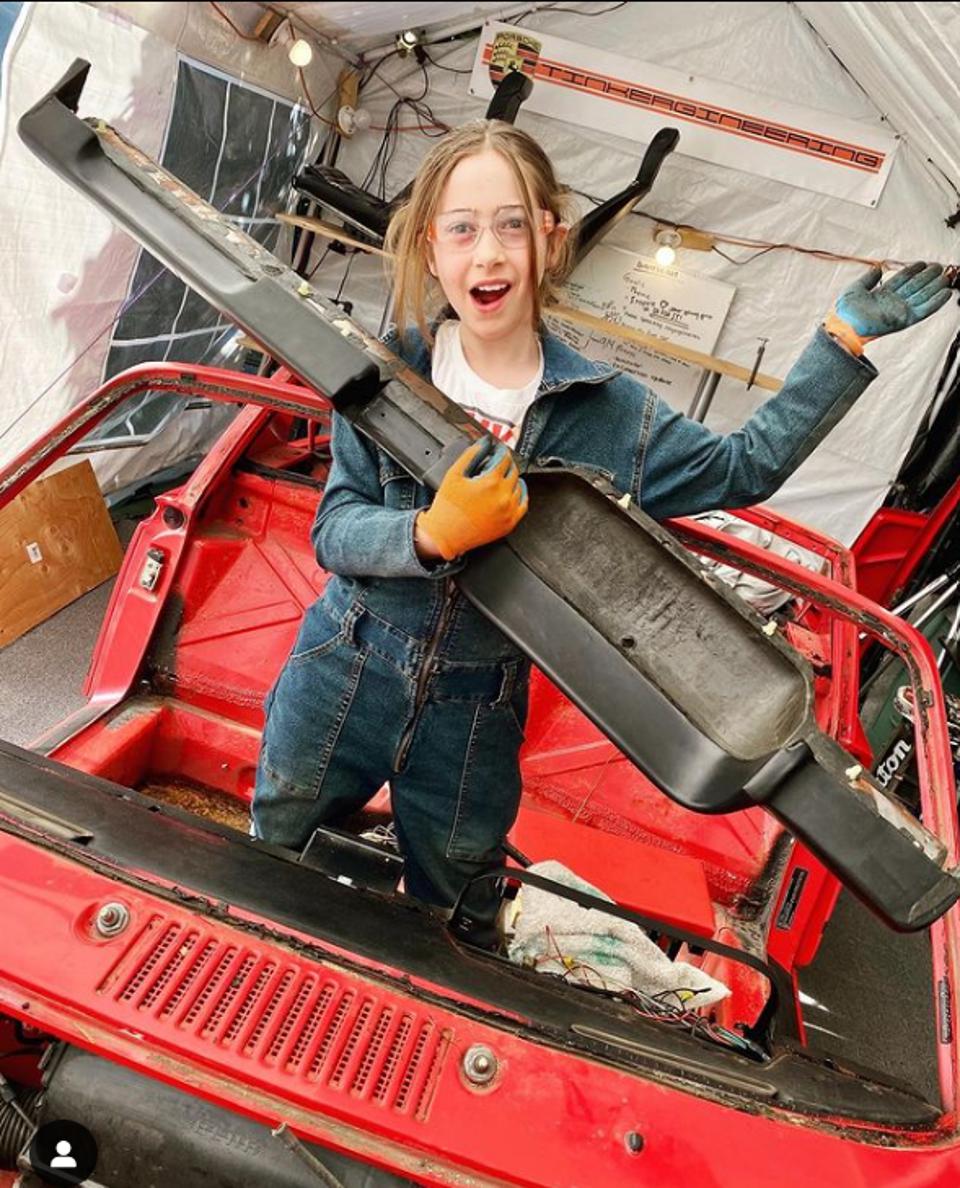 Cô bé 14 tuổi biến xế cổ Porsche 914 thành ô tô điện Cô bé 14 tuổi biến xế cổ Porsche 914 thành ô tô điện