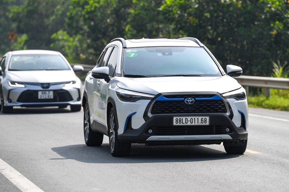 Xe hybrid giải quyết được các mặt hạn chế của cả xe xăng lẫn xe điện. Xe hybrid giải quyết được các mặt hạn chế của cả xe xăng lẫn xe điện.