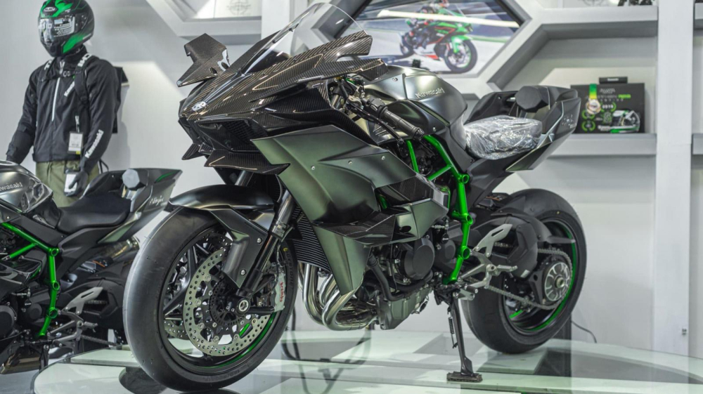  Understanding the importance and the possibility of making a superbike like the Kawasaki H2R missing the opportunity to be present in Vietnam, a domestic dealer decided to import this supercar and now this monster is being exhibited in Hanoi.