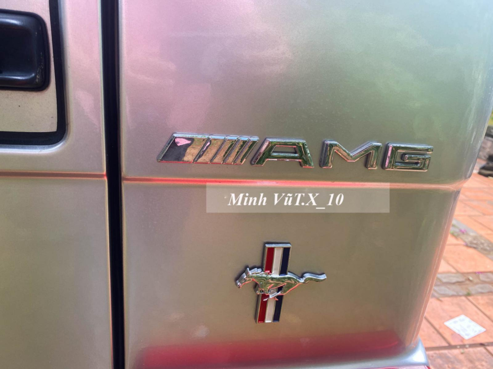  Vì sao chúng tôi tọi chiếc xe Mercedes-Benz G500 AMG này là ngựa hoang thì logo bên hông hay đuôi xe này sẽ là câu trả lời. Không rõ ý của chủ xe như thế nào khi lắp logo ngựa chạy phi nước đại nhưng không loại trừ khả năng xe khi đi trên phố xóc như cưỡi ngựa 