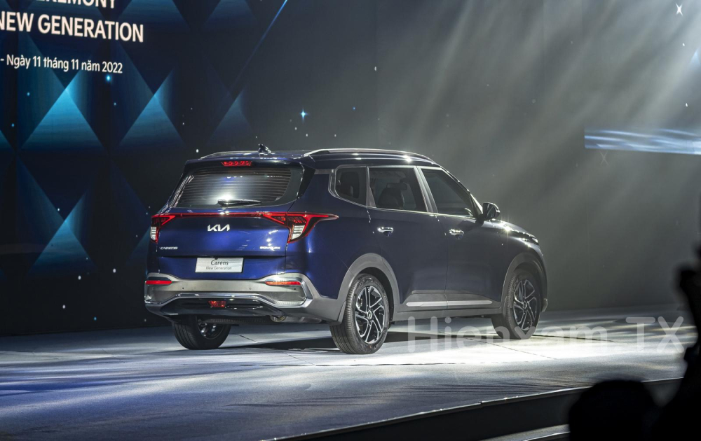 Phần đuôi xe cũng được thiết kế mới với đèn LED hậu tạo hình sắc sảo. Phần đuôi xe cũng được thiết kế mới với đèn LED hậu tạo hình sắc sảo.