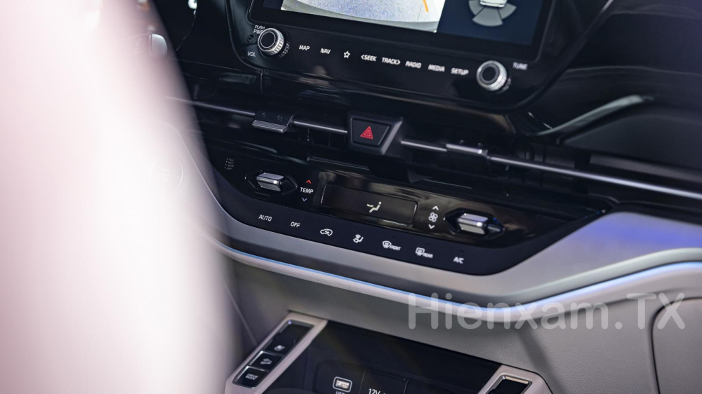 KIA Carens 2023 được trang bị điều hoà tự động 1 vùng cùng với cửa gió âm trần ở các hàng ghế. KIA Carens 2023 được trang bị điều hoà tự động 1 vùng cùng với cửa gió âm trần ở các hàng ghế.