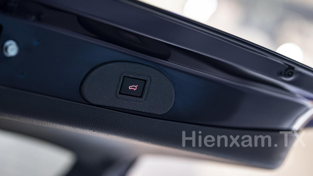 Điểm thú vị là KIA Carens 2023 bản Signature 6 chỗ ngồi được trang bị cốp đóng mở tự động. Điểm thú vị là KIA Carens 2023 bản Signature 6 chỗ ngồi được trang bị cốp đóng mở tự động.