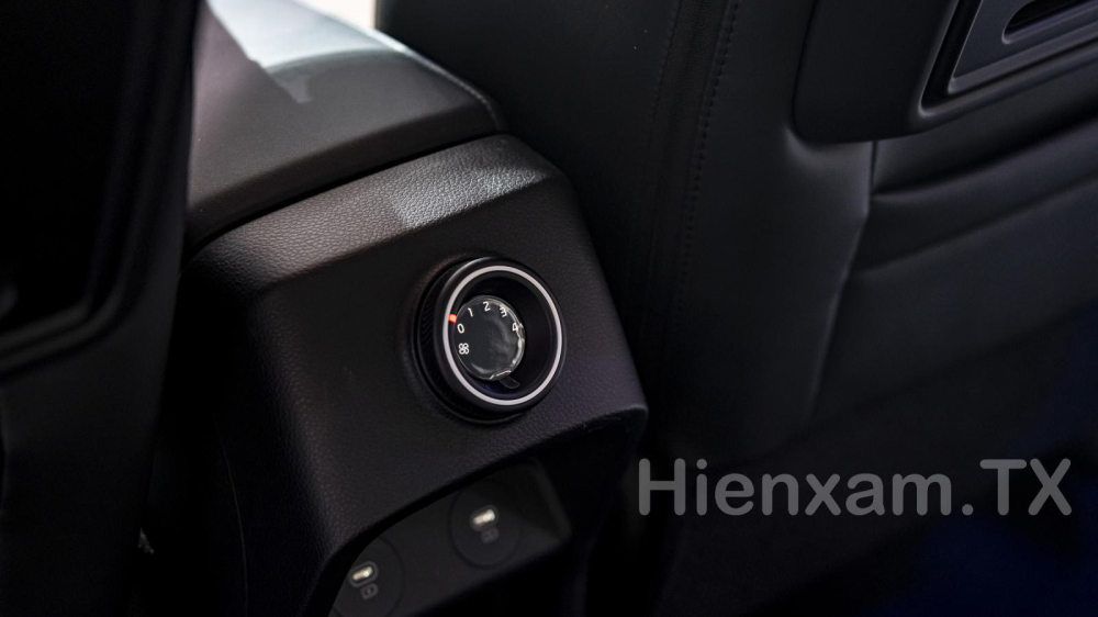 Hàng ghế thứ 2 có thể điều chỉnh mức độ gió thông qua núm xoay khá gọn gàng. Hàng ghế thứ 2 có thể điều chỉnh mức độ gió thông qua núm xoay khá gọn gàng.