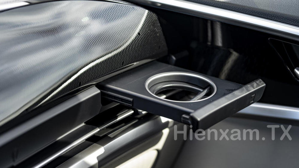 Tương tự như Hyundai Stargazer, KIA Carens 2023 cũng có rất nhiều hộc để đồ xung quanh xe. Tương tự như Hyundai Stargazer, KIA Carens 2023 cũng có rất nhiều hộc để đồ xung quanh xe.