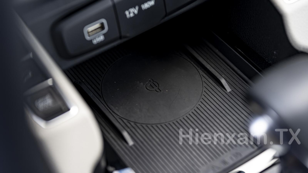 Sạc không dây chuẩn Qi cũng đã có mặt trên KIA Carens 2023. Sạc không dây chuẩn Qi cũng đã có mặt trên KIA Carens 2023.