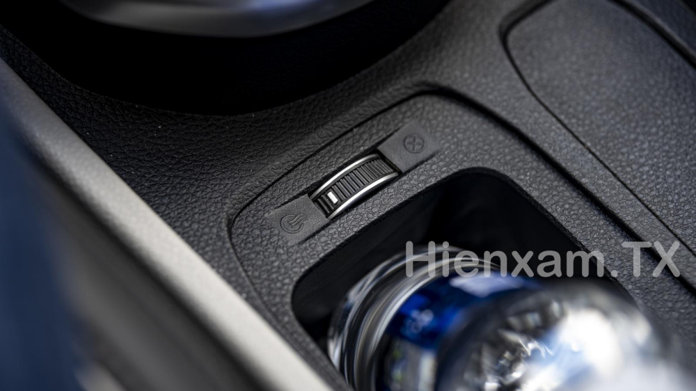 KIA Carens 2023 cũng có cổng gió làm mát khay đựng nước, giúp người lái xe luôn có nước mát để dùng trên mỗi hành trình. KIA Carens 2023 cũng có cổng gió làm mát khay đựng nước, giúp người lái xe luôn có nước mát để dùng trên mỗi hành trình.