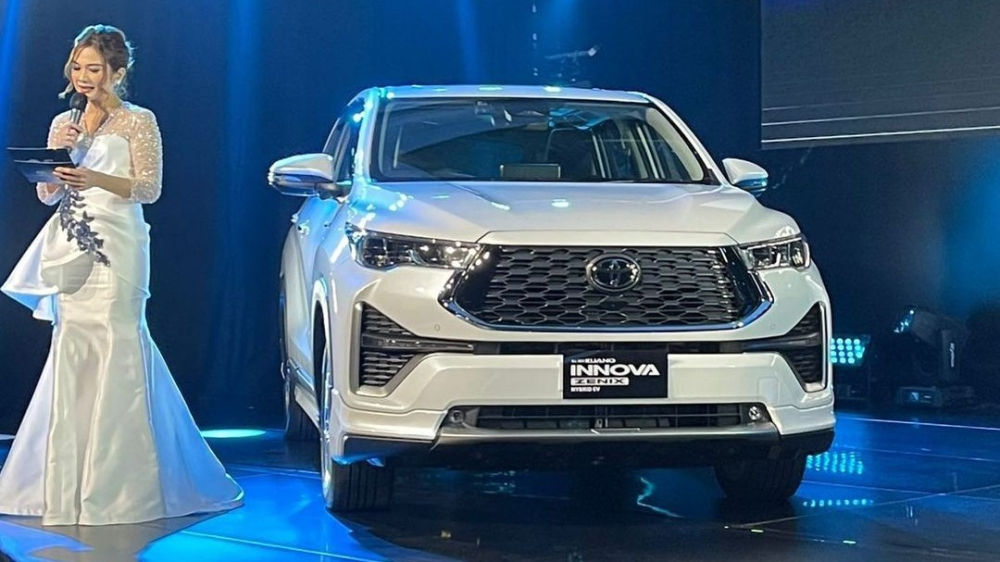 Cận cảnh đầu xe của Toyota Innova Q AT Hybrid 2023 