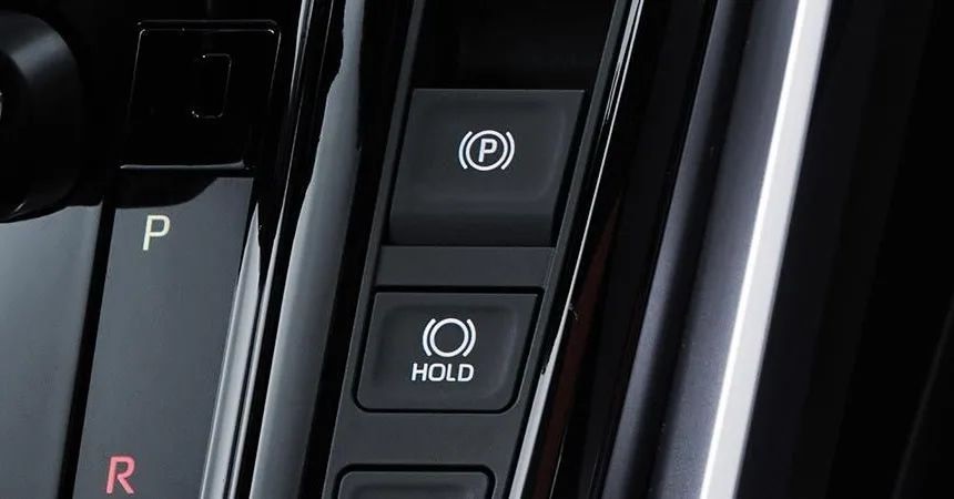 Sự xuất hiện của phanh tay điện tử và tính năng Auto Hold là một điểm cộng của Toyota Innova 2023 Sự xuất hiện của phanh tay điện tử và tính năng Auto Hold là một điểm cộng của Toyota Innova 2023