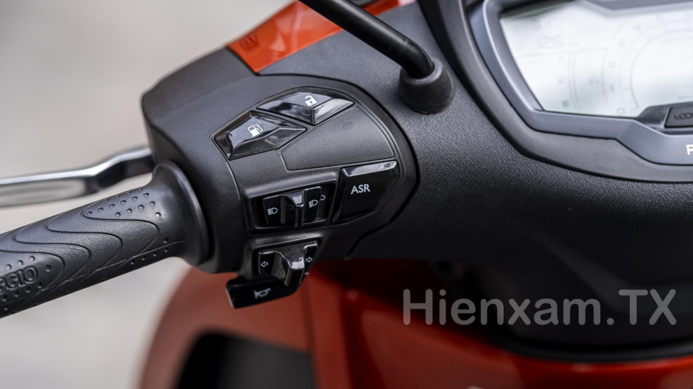 Bình xăng và yên xe có thể mở một cách đơn giản thông qua nút bấm ngay trên tay lái.