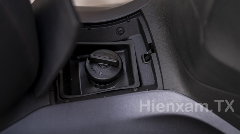 Bình xăng được chuyển xuống vị trí sàn xe giúp việc đổ xăng trở nên thuận tiện hơn. Bình xăng được chuyển xuống vị trí sàn xe giúp việc đổ xăng trở nên thuận tiện hơn.