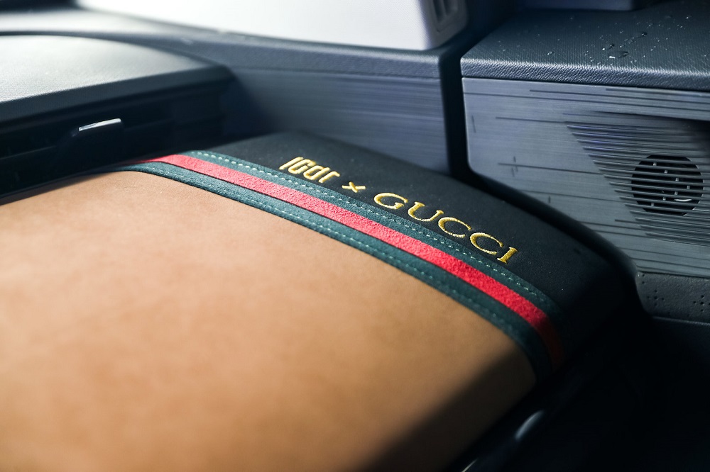 Sọc Gucci Vintage Web màu xanh lá và đỏ trên mặt táp-lô của Chery Unbounded Pro Gucci