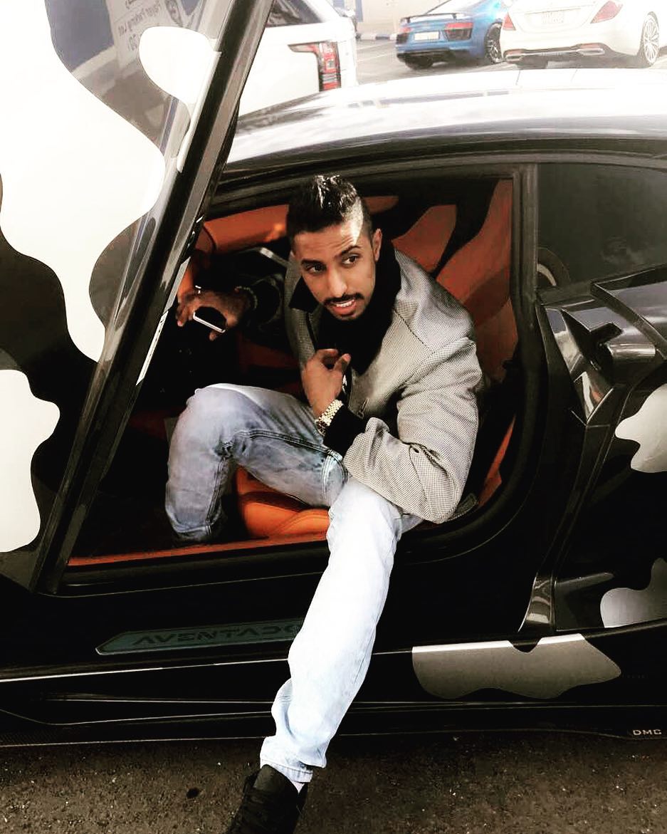 Salem Al-Dawsari đăng ảnh bước ra từ chiếc siêu xe Lamborghini Aventador