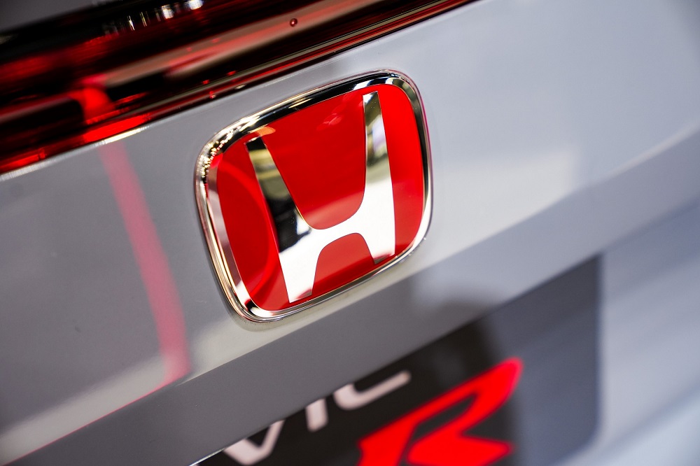 Logo màu đỏ rực của hãng Honda trên Civic Type R