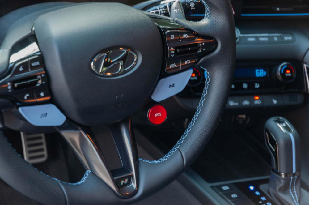 Vô lăng xe Hyundai Elantra N 2023 có thêm nút màu đỏ rất thú vị Vô lăng xe Hyundai Elantra N 2023 có thêm nút màu đỏ rất thú vị