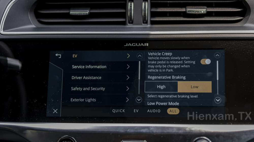 Các tính năng EV thông minh và thú vị trên Jaguar i-Pace tạo sự khác biệt.