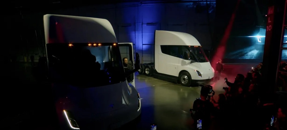 Xe đầu kéo thuần điện Tesla Semi chính thức trình làng sau 5 năm ra mắt phiên bản concept Xe đầu kéo thuần điện Tesla Semi chính thức trình làng sau 5 năm ra mắt phiên bản concept