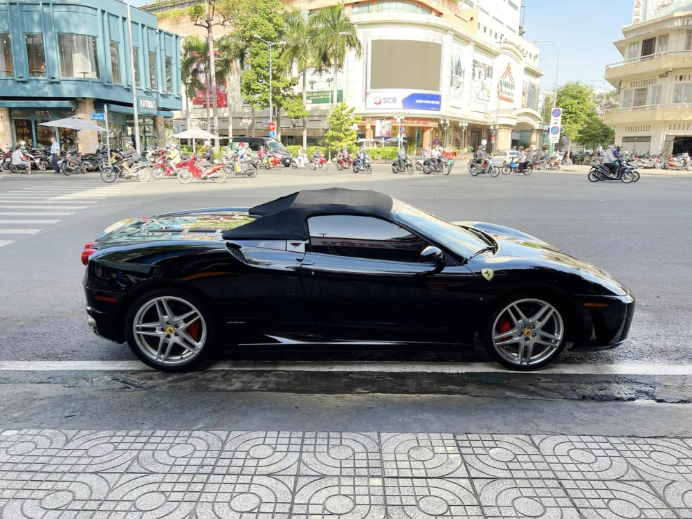 Đàn ngựa của ông Đặng Lê Nguyên Vũ xuất hiện thêm chiếc Ferrari F430 Spider thứ 2, màu áo thể hiện phong cách mới