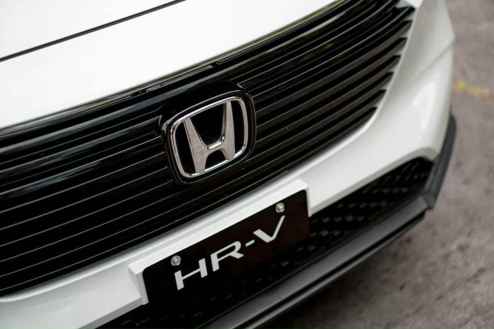 Honda HR-V G được trang bị lưới tản nhiệt với nan nằm ngang màu đen