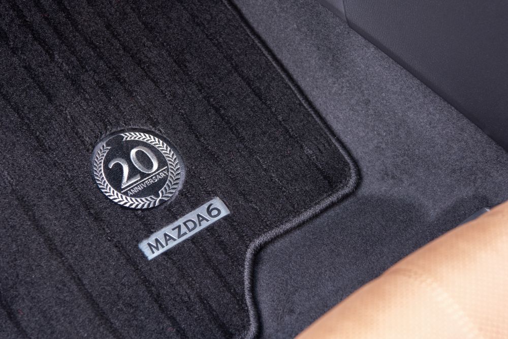 Logo Anniversary Edition trên thảm sàn của Mazda3 2023